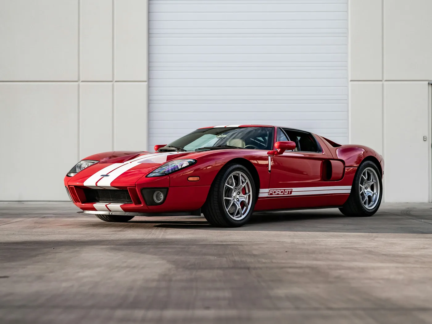 A red Ford GT