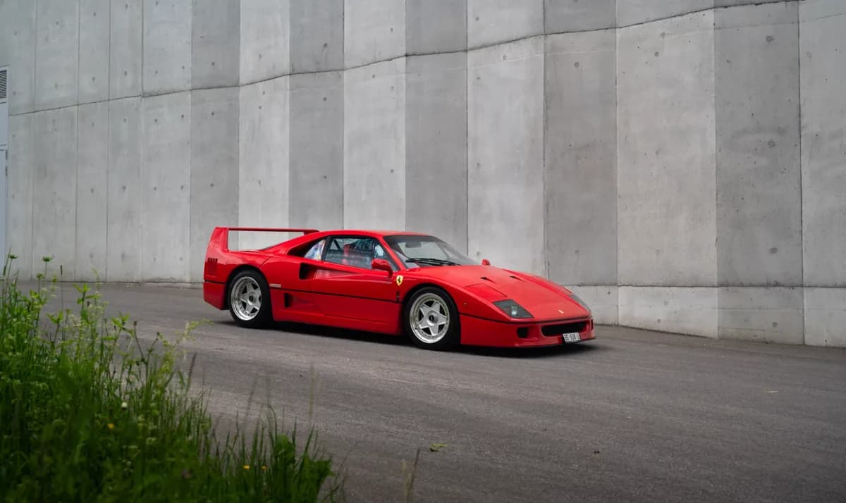 A red Ferrari F40